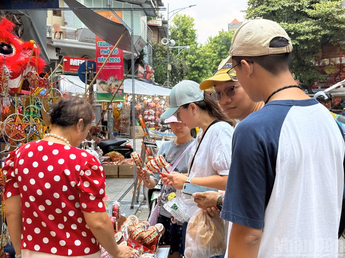 Khách du lịch quan tâm tới những món đồ chơi dân gian như trống bỏi.