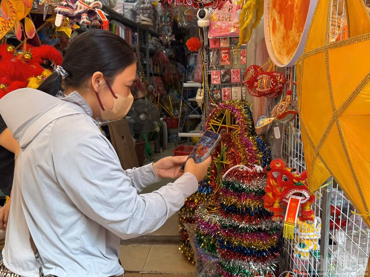 Chị Phương Hà, sống tại phường Ba Đình, đang tranh thủ tìm mua cho lớp của con gái mình những món đồ để trang trí lớp học cho dịp Trung thu, chia sẻ: “Năm nay nhiều mặt hàng hơn mọi năm, giá thành cũng không có biến động như năm trước, tôi thấy cũng khá dễ dàng để lựa chọn. Tuy nhiên, có một điều đặc biệt đó là đồ chơi dân gian, đồ chơi truyền thống nhiều hơn rất nhiều, mà người mua, kể cả các bạn trẻ cũng ưu ái chọn mua đồ chơi truyền thống. Tôi thấy rất vui khi giới trẻ yêu những giá trị văn hóa xưa đến vậy".