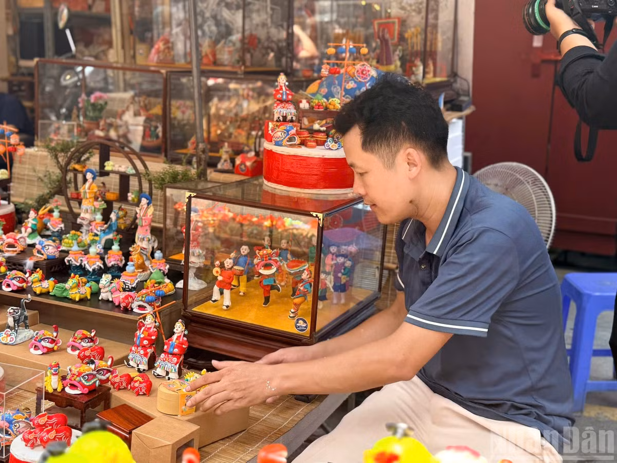 Nghệ nhân làm con giống bột Đặng Văn Hậu chia sẻ: "Hiện nay, nhờ các công nghệ mới nên sản phẩm con giống bột cũng bền hơn, giữ được lâu hơn. Kết hợp với kỹ thuật được các cụ truyền lại, mỗi tác phẩm đều có cho mình “cái hồn” riêng, nhưng vẫn đượm vị cổ truyền, đây là điều tôi muốn gửi gắm qua tác phẩm của mình".