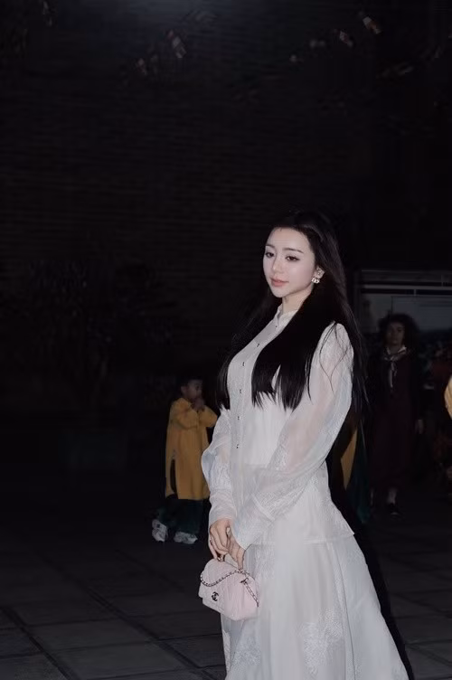 Nữ diễn viên gây chú ý khi xuất hiện trong bộ váy trắng nhẹ nhàng, tôn vẻ nữ tính và thanh thoát.