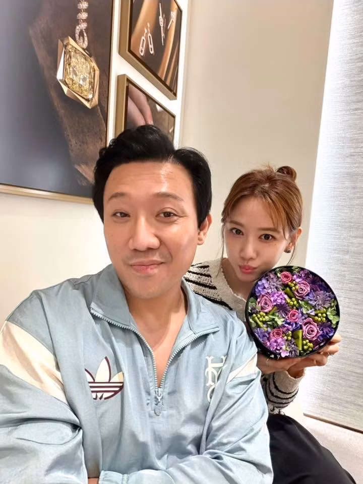 Trấn Thành và Hari Won kết hôn năm 2016. Từ khi về chung nhà, cả hai thường đồng hành tại các sự kiện giải trí và chia sẻ những dấu mốc trong cuộc sống chung. Ảnh: FB Trấn Thành.