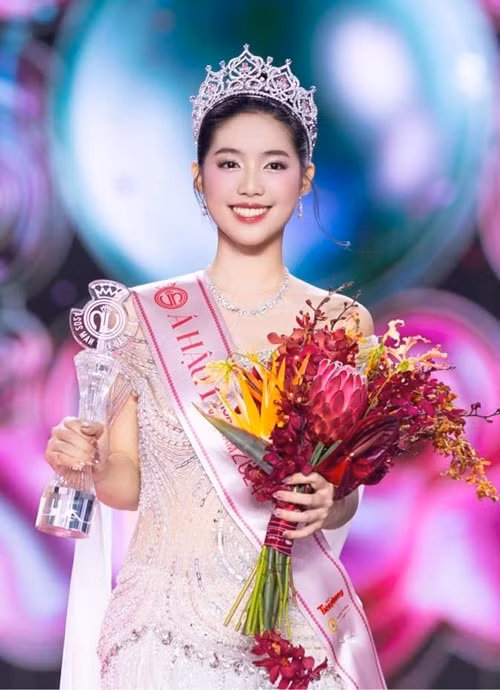 Á hậu 1 Hoa hậu Việt Nam 2024 Trần Ngọc Châu Anh có bố là Đại tá Trần Văn Kim, chị gái và anh rể của nàng hậu cũng là quân nhân. Ảnh: FB Châu Anh.