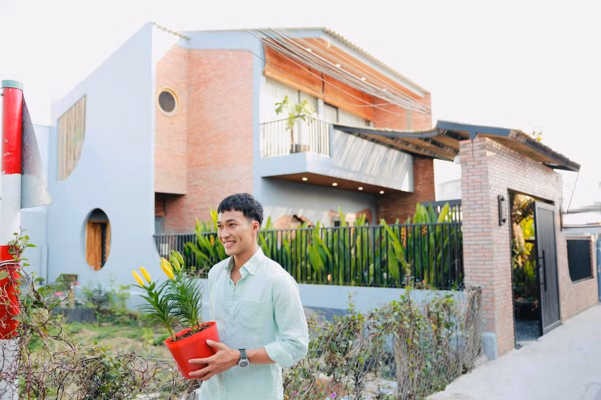 Lâm Thanh Nhã tâm sự: “Tết này tôi hạnh phúc lắm. Mười mấy năm nay, cha của Nhã cứ lang thang khắp chốn. Giờ thì ổn rồi. Sau mười mấy năm, cha của Nhã đã có nhà để về. Được ăn tết ở quê”. Ảnh: FB Lâm Thanh Nhã.