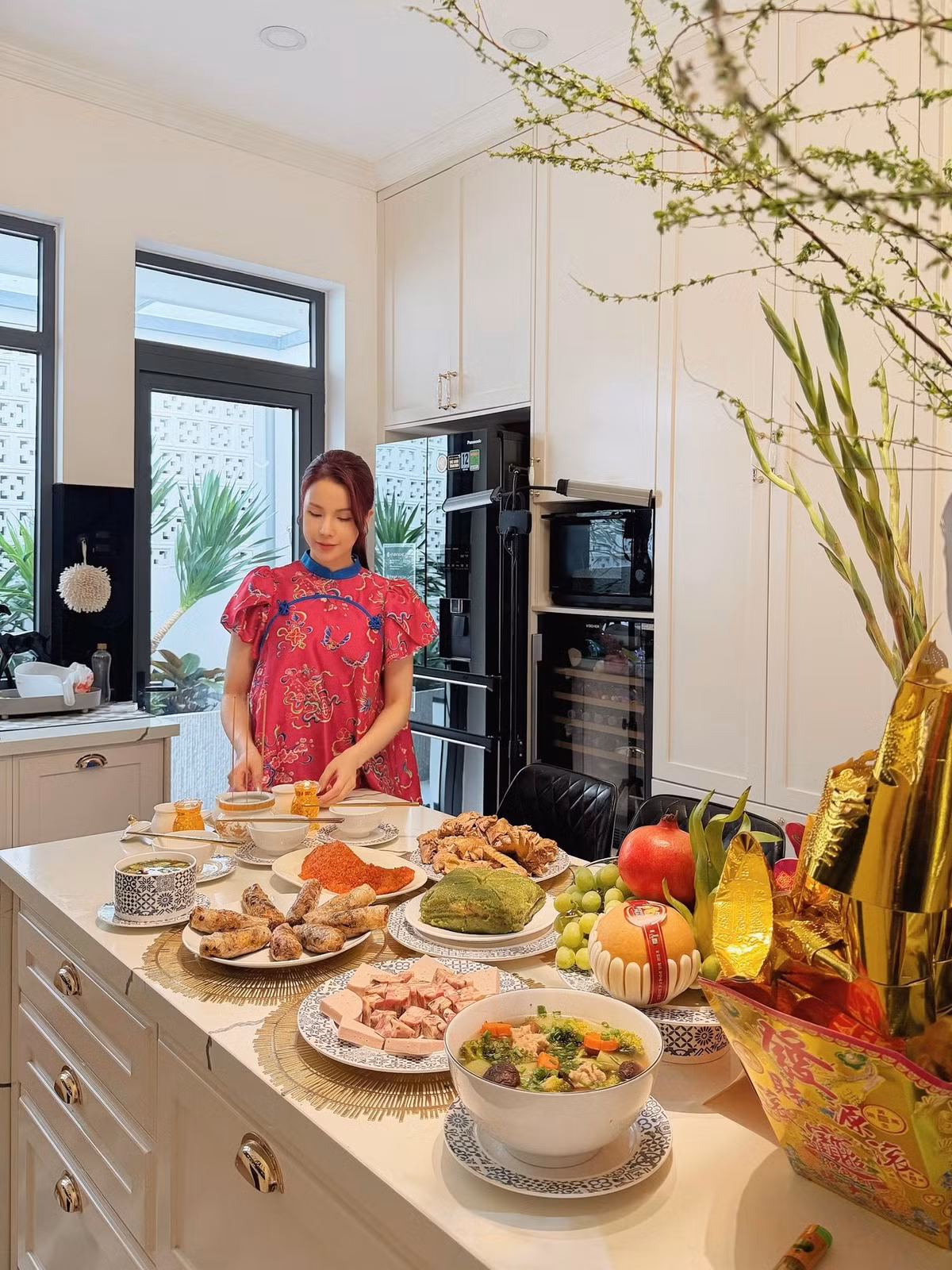 Dù là trong trang phục đời thường hay những bộ váy sang trọng, Diệp Lâm Anh vẫn toát lên thần thái tự tin, rạng rỡ.