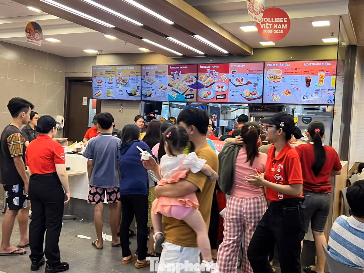 Các quầy hàng ăn uống đều bố trí thêm nhân viên phục vụ nhưng khách vẫn phải chờ khá lâu mới đến lượt.