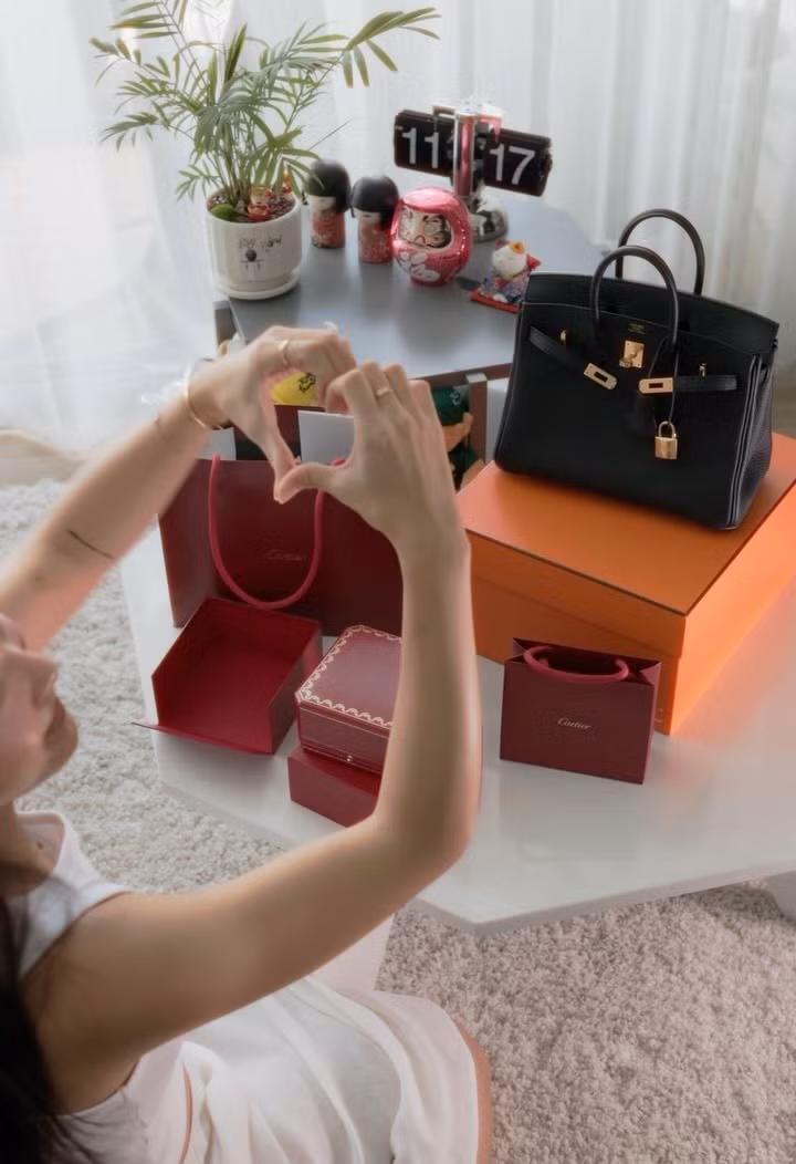 Nhan Phúc Vinh chiều chuộng Khả Ngân. Cách đây không lâu, Khả Ngân đăng tải video khoe chiếc túi hàng hiệu và đồ trang sức mà nửa kia dành tặng. Ảnh: FB Khả Ngân.