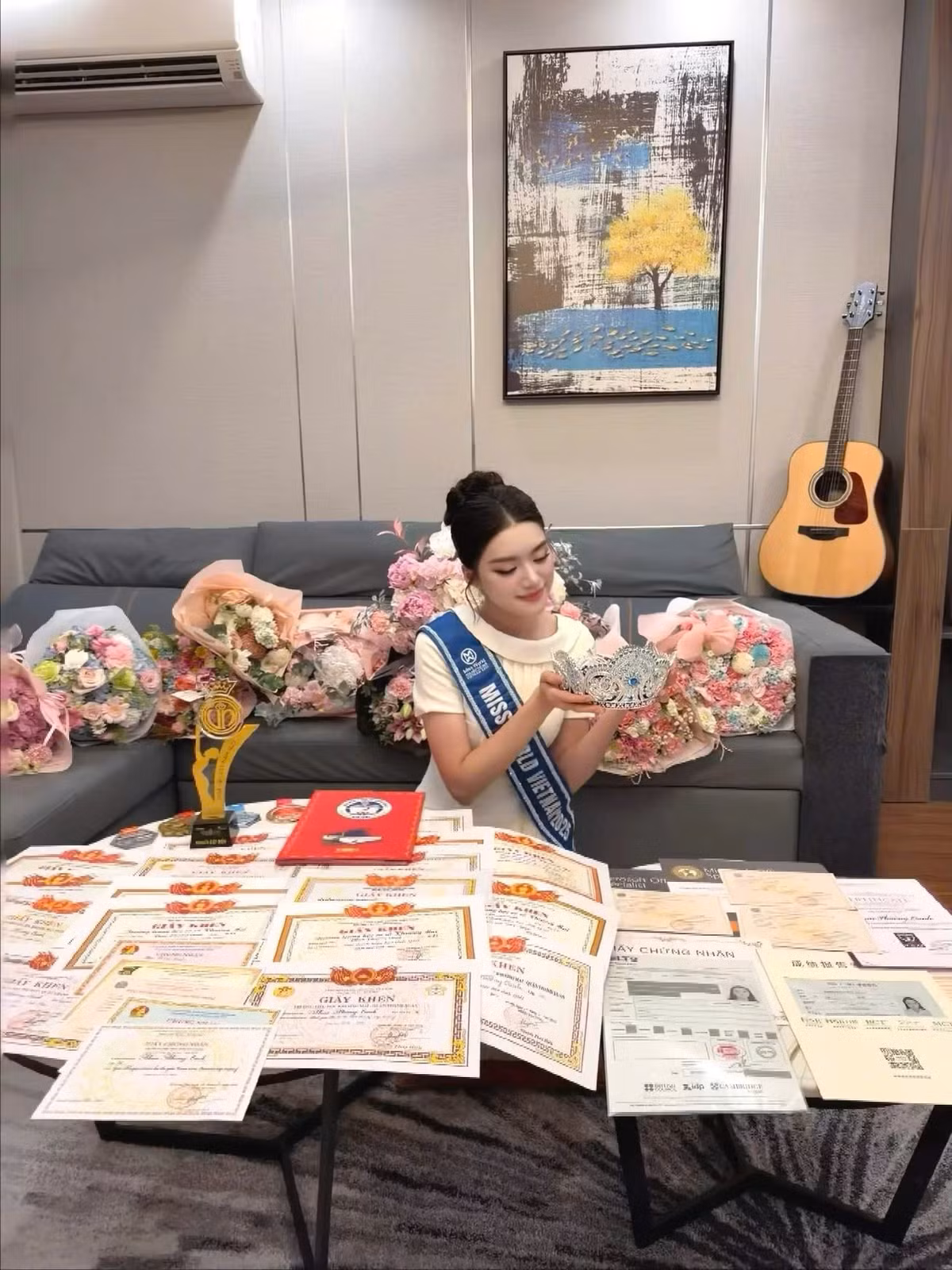 Không lâu sau khi trở về nhà, Phan Phương Oanh chia sẻ trên mạng xã hội một góc nhỏ trong căn nhà tại phố Lê Văn Thiêm, quận Thanh Xuân. Không gian này nhanh chóng gây chú ý khi được phủ kín bởi giấy khen, thành tích học tập cùng những dấu ấn từ các cuộc thi sắc đẹp.