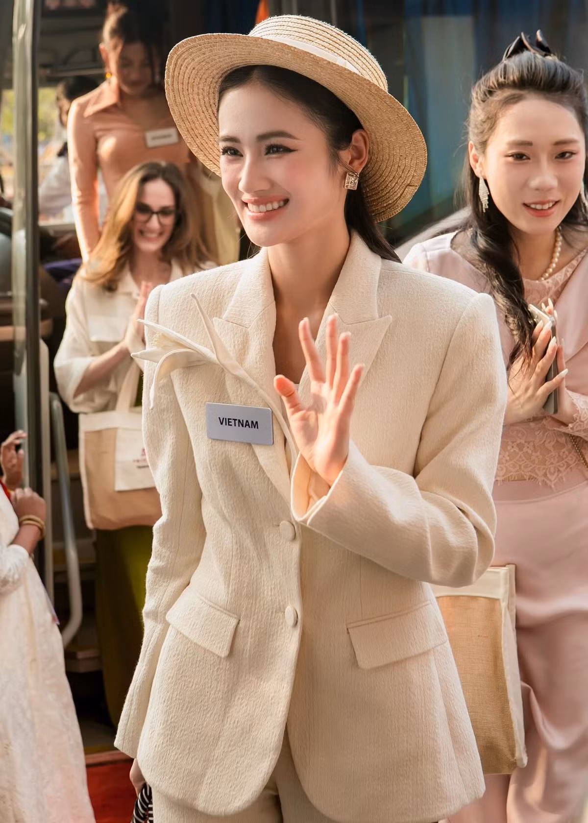 Gần đây, Ý Nhi liên tục lọt vào ống kính của các nhiếp ảnh gia thuộc ban tổ chức Miss World 2025. Ảnh: Miss World.