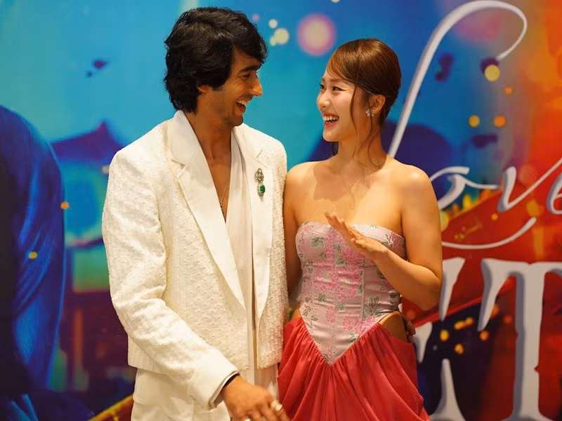 Theo Vietnamnet, trong Love in Vietnam, Shantanu Maheshwari đóng vai Manav- một chàng trai trẻ người Punjab mang trong mình ước mơ trở thành ca sĩ, được bác gửi sang Việt Nam. Còn Khả Ngân vào vai Linh - một nghệ sĩ người Việt mà Manav đem lòng yêu. Ảnh: Vietnamnet.