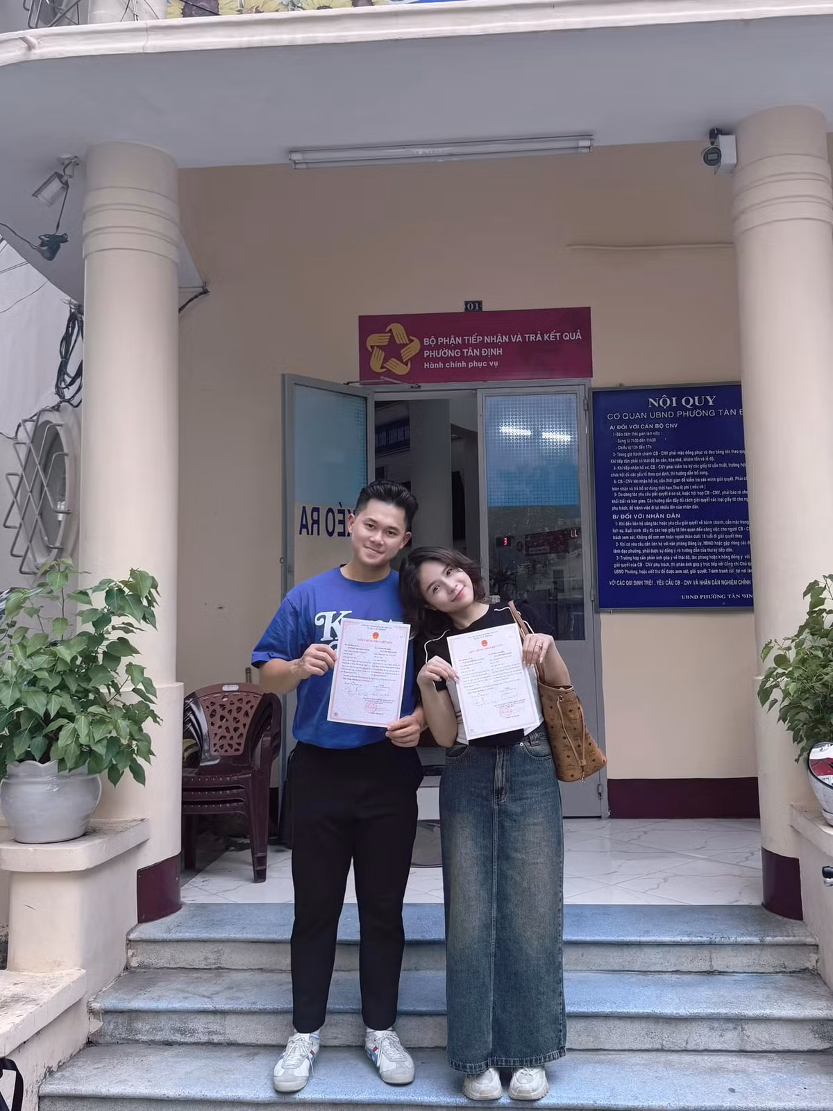 “Hai vợ chồng vừa mừng vui vừa lạ lẫm với danh xưng “ông bố”, “bà mẹ” ngại ngùng mãi chưa quen. Em bé ơi, bố mẹ đang đợi con bằng tất cả tình yêu”, Thái Trinh viết. Ảnh: FB Thái Trinh.