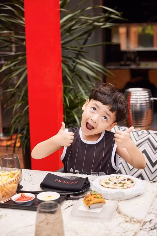Tú Anh cho biết, cô và con trai đều thích đồ ngọt. Các loại bánh ngọt hay ngậy phô mai đều là món ăn mà nàng hậu và bé Kem đam mê. Ảnh: FB Tú Anh.