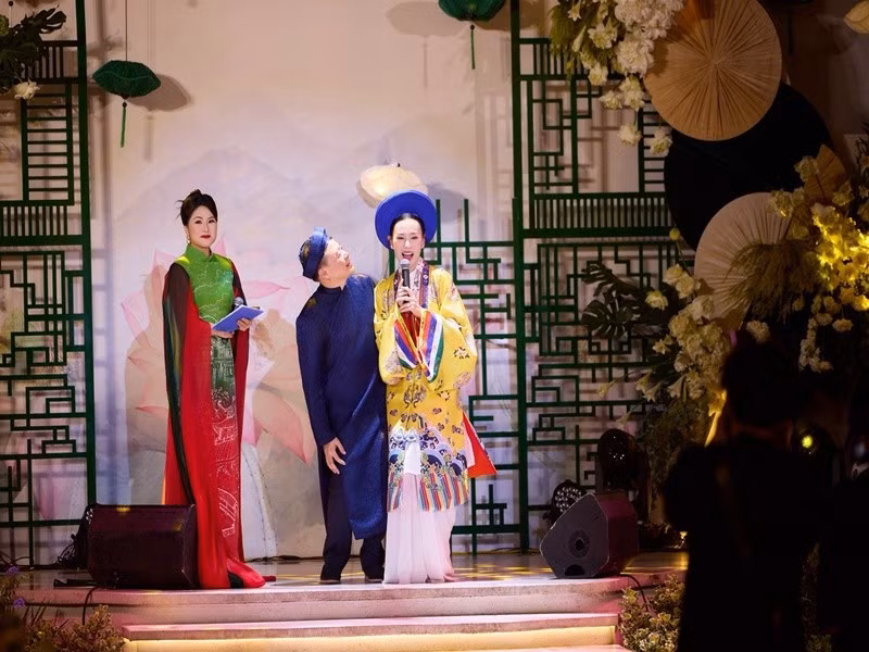 Phương Oanh tranh thủ trình diễn thời trang vì Shark Bình từng bày tỏ mong muốn thấy cô catwalk.