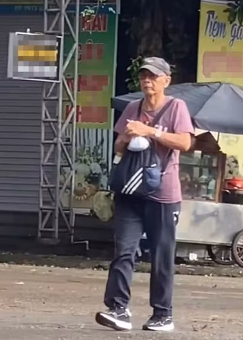 Theo Dân Việt, tháng 8/2024, hình ảnh nghệ sĩ Duy Hậu xuất hiện trên đường phố được nhiều cư dân mạng chia sẻ. Ảnh: Dân Việt.