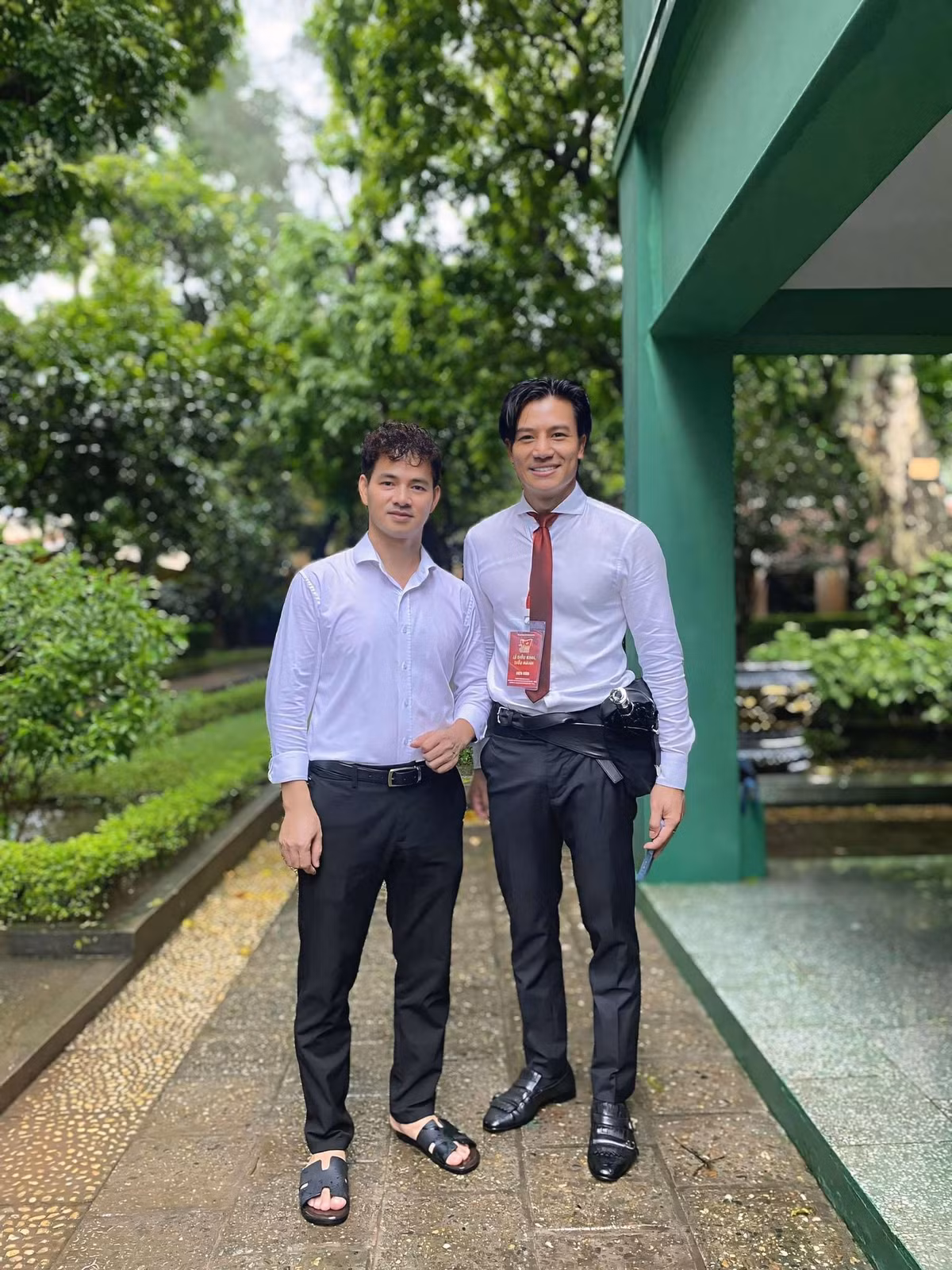 Diễn viên Hiếu Nguyễn tham gia sự kiện. Anh chia sẻ, việc nhận Huy hiệu mang tên Bác là niềm vinh dự. "Tôi sẽ nỗ lực, để mỗi tác phẩm không chỉ là một sản phẩm giải trí, mà còn là nguồn động lực và niềm vui cho khán giả", Hiếu Nguyễn chia sẻ. Ảnh: FB Hiếu Nguyễn.