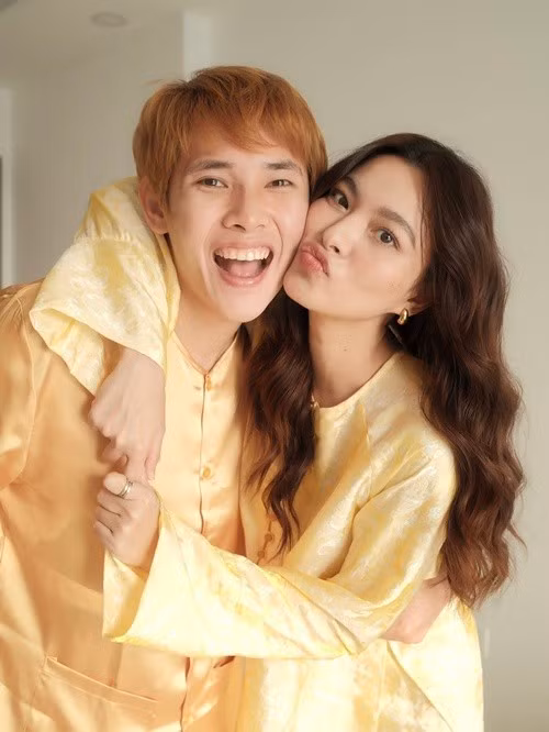 Cặp đôi mới của Vbiz được gia đình hai bên giục cưới.