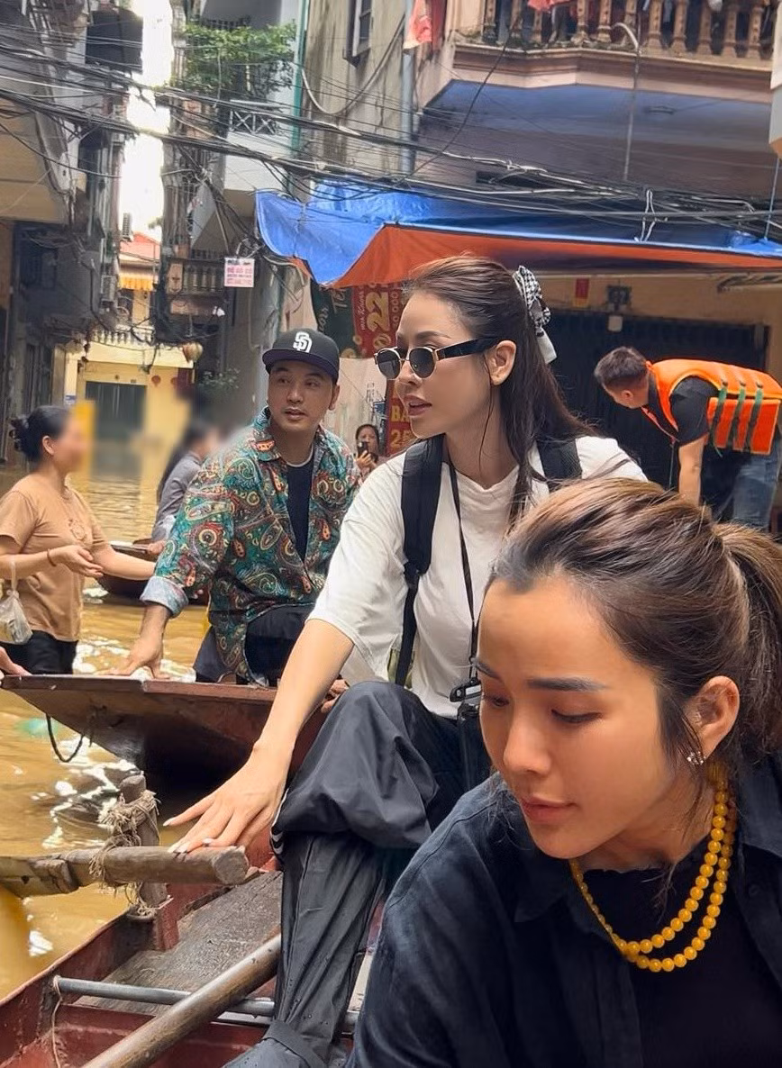 Ưng Hoàng Phúc vướng không ít lùm xùm. Tháng 4/2024, Ưng Hoàng Phúc cùng Kim Cương, Quế Vân đi trao quà cho bà con ở Hà Nội. Nhiều người tranh cãi việc bộ ba ngồi thuyền hỗ trợ dù mức nước mới chỉ đến đầu gối. Ảnh: Vietnamnet.
