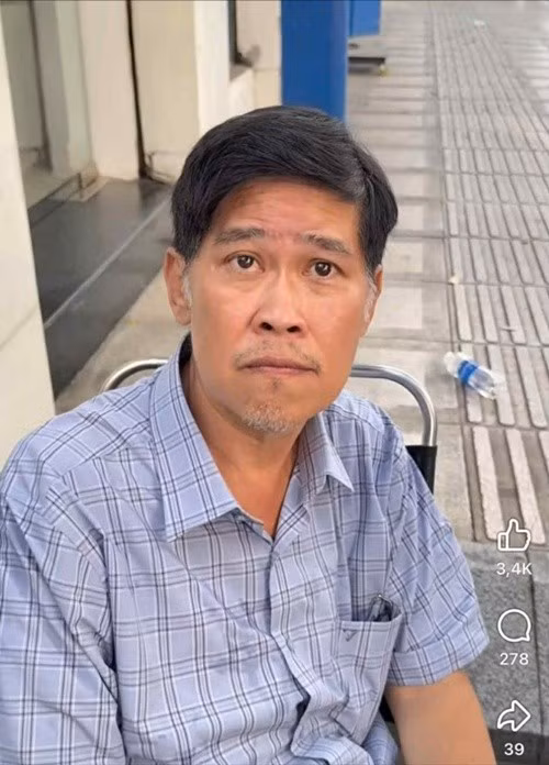 Theo Tiền Phong, mới đây, nam nghệ sĩ Phước Sang được chở đến phim trường bằng xe máy. Ảnh: Tiền Phong.