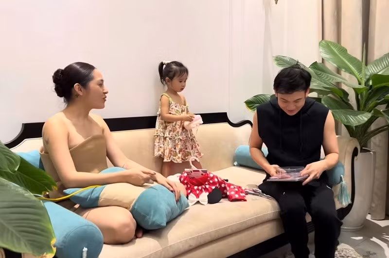 Bảo Anh thường xuyên đưa con gái đến gặp gỡ Dương Triệu Vũ. Ảnh: Người Đưa Tin.