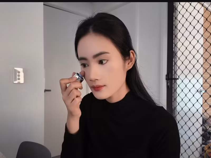 Gần đây, Ý Nhi đi tìm việc làm thêm. Theo Tiền Phong, vào năm 2024, nàng hậu đi làm thêm, ca 7 giờ/ngày. Ảnh: Youtube Ý Nhi.