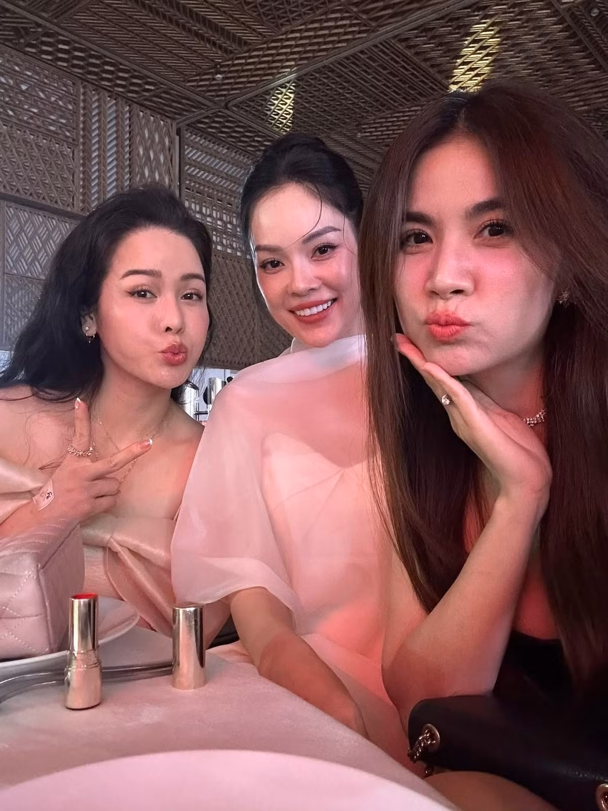 Kha Ly (ngoài cùng bên phải) chúc mừng hạnh phúc Đoàn Minh Tài - Sunny Đan Ngọc. "Hai người quá đẹp đôi luôn. Hội chị em lại được gặp nhau thật vui", Kha Ly bày tỏ. Ảnh: FB Dương Cẩm Lynh.