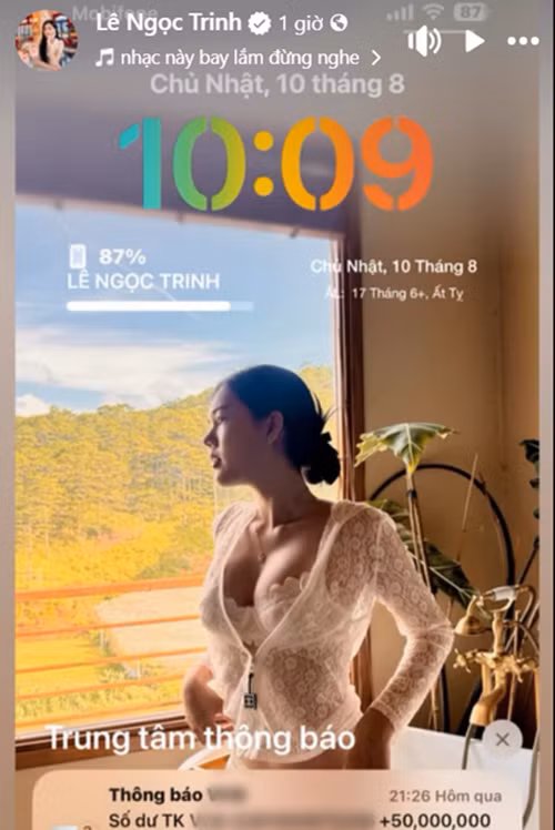 Nữ diễn viên khoe được một người chuyển khoản 50 triệu đồng mừng tuổi mới. Ảnh: FB Ngọc Trinh.