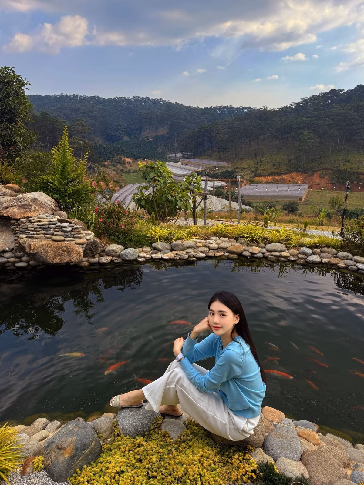 Giữa nhịp sống sôi động của showbiz, Bùi Quỳnh Hoa lựa chọn cho mình những phút giây bình yên.