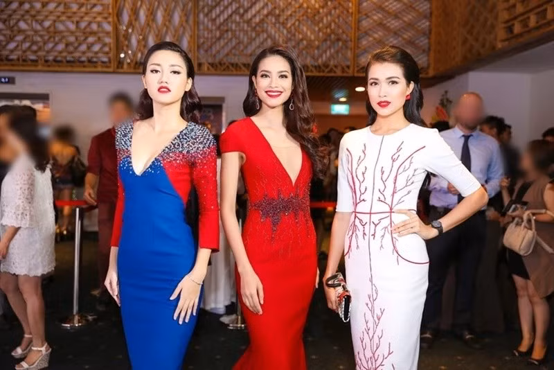 Thời điểm đăng quang Hoa hậu Hoàn vũ Việt Nam 2015, Phạm Hương cao 1m74, có số đo ba vòng 78-63-93 cm. Trà My cao 1m78, có số đo ba vòng 83-64-99 cm. Ảnh: Znews.