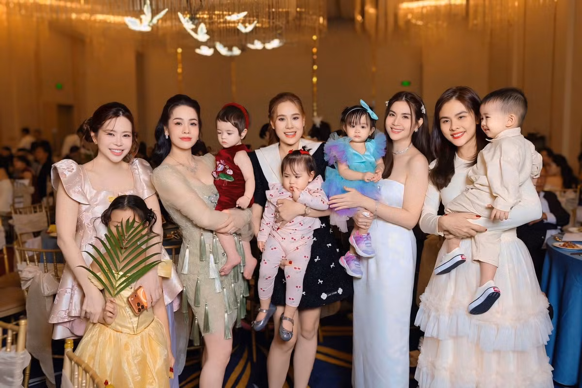 Kha Ly (thứ hai bên phải) chia sẻ khoảnh khắc hội mẹ bỉm sữa gặp gỡ trong tiệc sinh nhật 1 tuổi của con gái Nhật Kim Anh. Ảnh: FB Kha Ly.