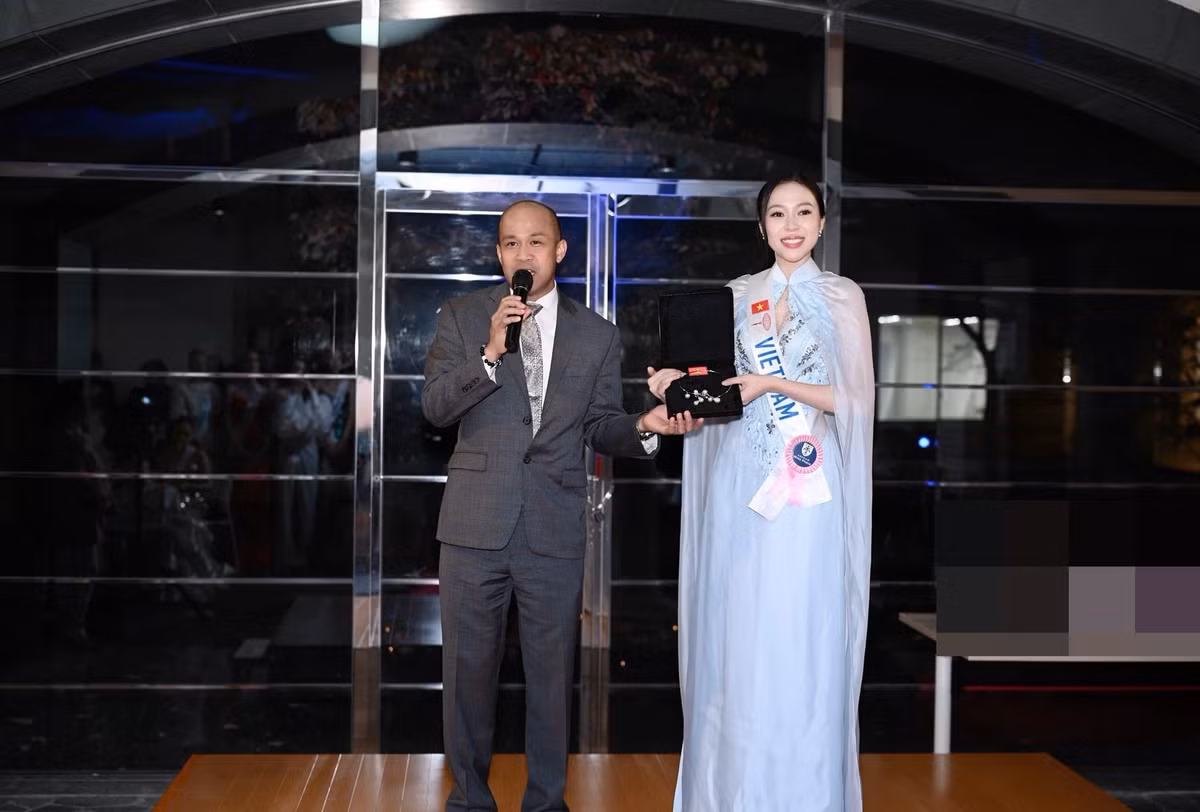 Theo Tiền Phong, trong buổi buổi đấu giá từ thiện ở Miss International 2025, Kiều Duy đấu giá vòng cổ ngọc trai để góp vào quỹ từ thiện. Mỹ nhân Tây Ban Nha là người đấu giá thành công và sở hữu chiếc vòng.