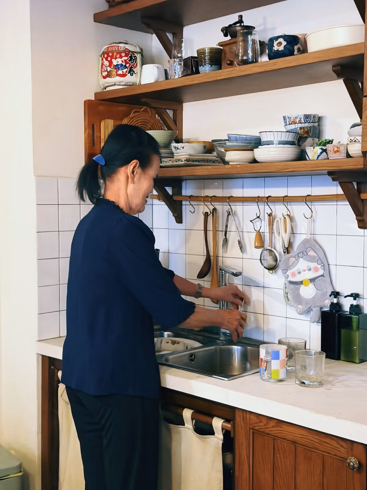 Về cô Chín, Jun Phạm viết: "Thím Chín Tiếu - người giữ bếp, thật thà, duyên dáng và vui tính như thể lúc nào cũng mang theo một giỏ chuyện cười bên mình. Nụ cười của thím ấm áp như chính cái tên và đôi tay thì khéo léo luôn vương mùi khói bếp thân quen của mẹ hiền. Thím nấu ăn rất ngon và chẳng bao giờ ngại thức khuya dậy sớm để lao vào bếp làm bất cứ món gì nếu chúng tôi lỡ miệng vòi vĩnh".