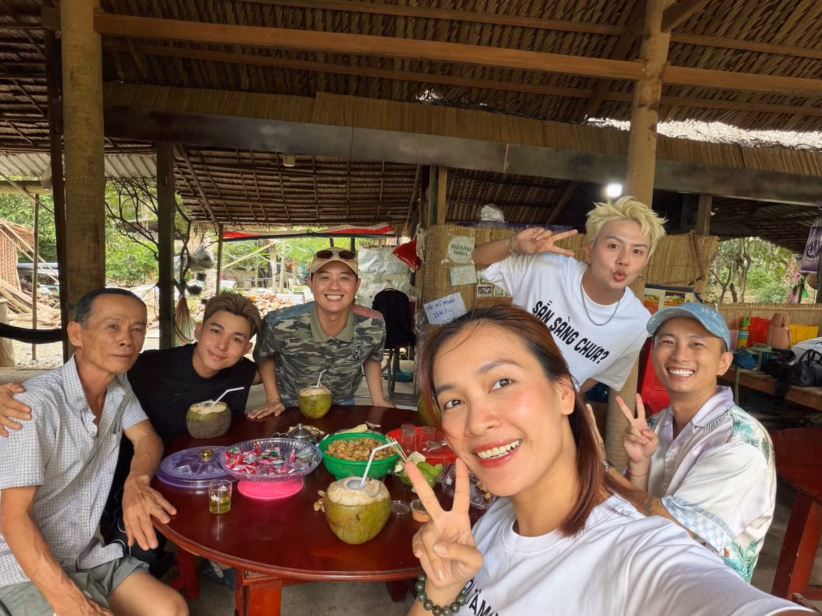 Theo Znews, lượng khách đặt homestay và tour thăm nhà chú thím Chín Cường tăng sau khi chương trình Gia đình Haha lên sóng.