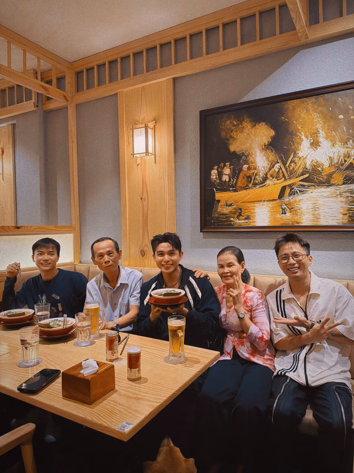 Ít ngày trước, các thành viên khác của Gia đình Haha như Bùi Công Nam và Rhymastic cũng hội ngộ vợ chồng cô chú Chín.