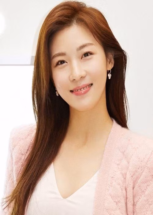 Ngoài đóng phim, làm người mẫu, Ha Ji Won còn kinh doanh các sản phẩm làm đẹp. Nhiều năm qua, cô được xem là ‘phú bà’ của showbiz Hàn. Ảnh: Tiền Phong.
