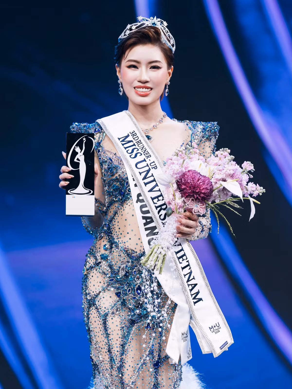Theo Vietnamnet, ở phần thi ứng xử Top 5 Miss Universe Vietnam 2026, Pháo được hỏi về áp lực lớn nhất của phụ nữ ngày nay. Cô cho rằng phụ nữ thường giằng co giữa mong muốn của bản thân và việc làm hài lòng những người xung quanh. Ảnh: Miss Universe Vietnam.