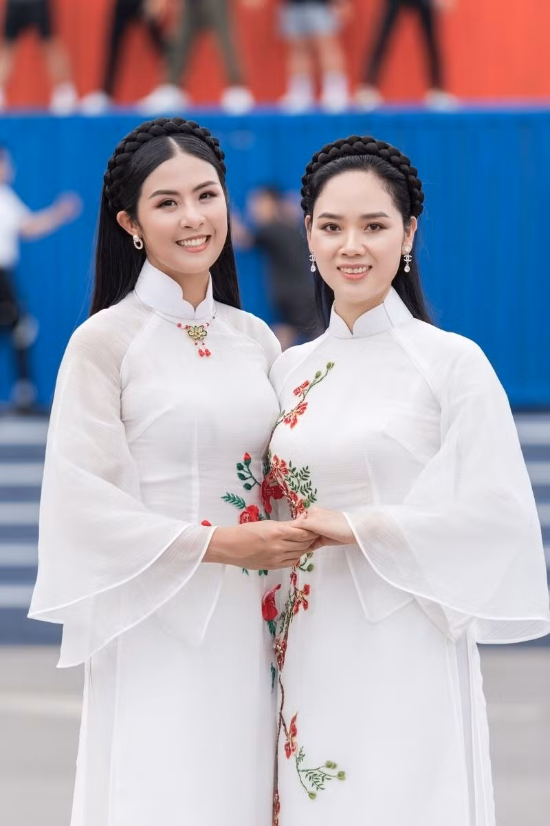 Sau khi kết hôn, Mai Phương lựa chọn cuộc sống kín tiếng, tập trung cho gia đình và công việc ngoài lĩnh vực giải trí. Theo Tiền Phong, mới đây, Hoa hậu Việt Nam 2002 làm giám khảo khách mời trong đêm chung khảo Hoa hậu Việt Nam 2026. Ảnh: Thể Thao Văn Hóa.