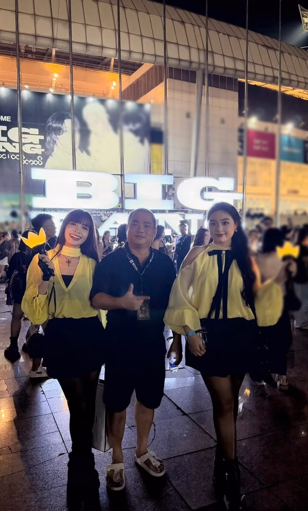 Nhạc sĩ Minh Khang, chồng Thúy Hạnh, cũng góp mặt trong chuyến đi xem nhạc cùng gia đình. Đêm diễn không chỉ là dịp thưởng thức âm nhạc mà còn trở thành trải nghiệm đáng nhớ khi các thành viên trong gia đình cùng chia sẻ niềm yêu thích với BigBang.