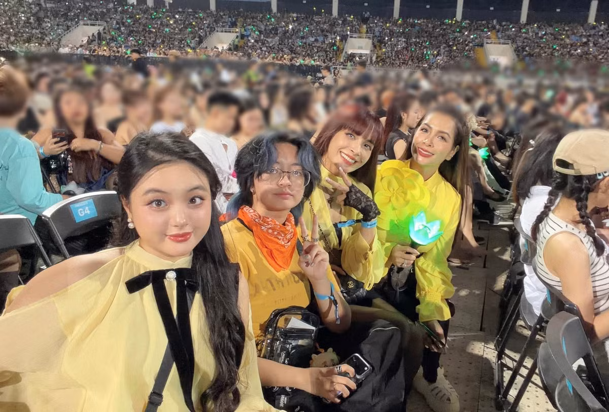 Thúy Hạnh cùng Thúy Hằng đưa hai con gái Suti và Bông đến xem BigBang. Trên trang cá nhân, Thúy Hạnh hài hước kể lại trải nghiệm của cả nhóm: “Tình hình là chỉ chụp cùng nhau được mấy tấm khúc đầu”.