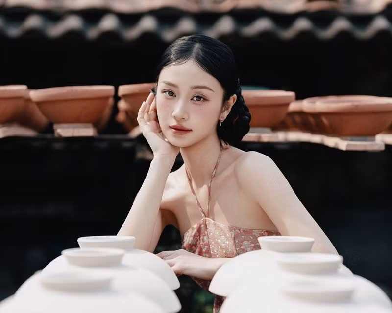 Jun Vũ sinh năm 1995, từng tham gia nhiều dự án điện ảnh như "Tháng năm rực rỡ", "Người bất tử", "Chìa khóa trăm tỷ". Dự án phim ảnh mới nhất của cô là "Song hy lâm nguy", ra rạp vào tháng 4/2026.