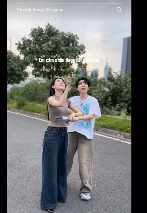 Vũ Cát Tường chiều chuộng Bí Đỏ. Giọng ca Vết mưa đưa bạn đời đi thả diều trong một buổi chiều rảnh rỗi. Ảnh: TikTok Gia Đình Anh Mèo.