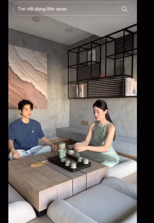 Bí Đỏ nấu ăn, pha trà cho Vũ Cát Tường. Ảnh: TikTok Gia Đình Anh Mèo.
