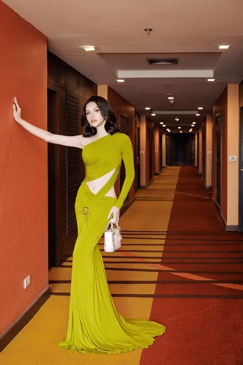 Trong một hoạt động khác, người đẹp diện đầm cắt khoét màu xanh neon ôm sát cơ thể. Thiết kế bất đối xứng giúp Hương Giang khoe lợi thế hình thể cùng đôi chân dài. Tông màu nổi cũng góp phần mang lại hình ảnh trẻ trung, thời thượng hơn cho đại diện Việt Nam. Ảnh: Instagram Hương Giang.