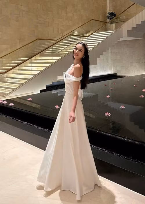 Huỳnh Trần Ý Nhi diện đầm trắng lệch vai, làm tóc xoăn nhẹ, đội vương miện. Ảnh: FB Ý Nhi.