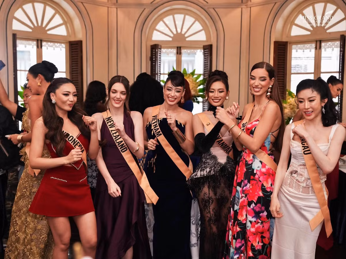 Theo thông báo của Miss Grand International, Top 10 Grand Day Experience gồm đại diện Việt Nam, Pakistan, Iran, Chile, Tanzania, Thái Lan, Cuba, Guatemala, Brazil và Costa Rica. Nhóm sẽ dự tiệc trà chiều và trò chuyện cùng Chủ tịch Nawat ngày 28/9. Ảnh: FB Emoura Phạm.