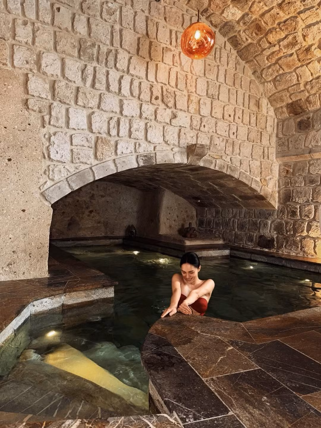 "Từng nghĩ rằng Cappadocia mùa này sẽ không có thời tiết thuận lợi, nhưng cuối cùng vừa có cảnh tuyết phủ trắng xoá, vừa vào đúng ngày hiếm hoi khinh khí cầu bay được do có nắng", Hương Giang viết trên trang cá nhân. Ảnh: Instagram Hương Giang.