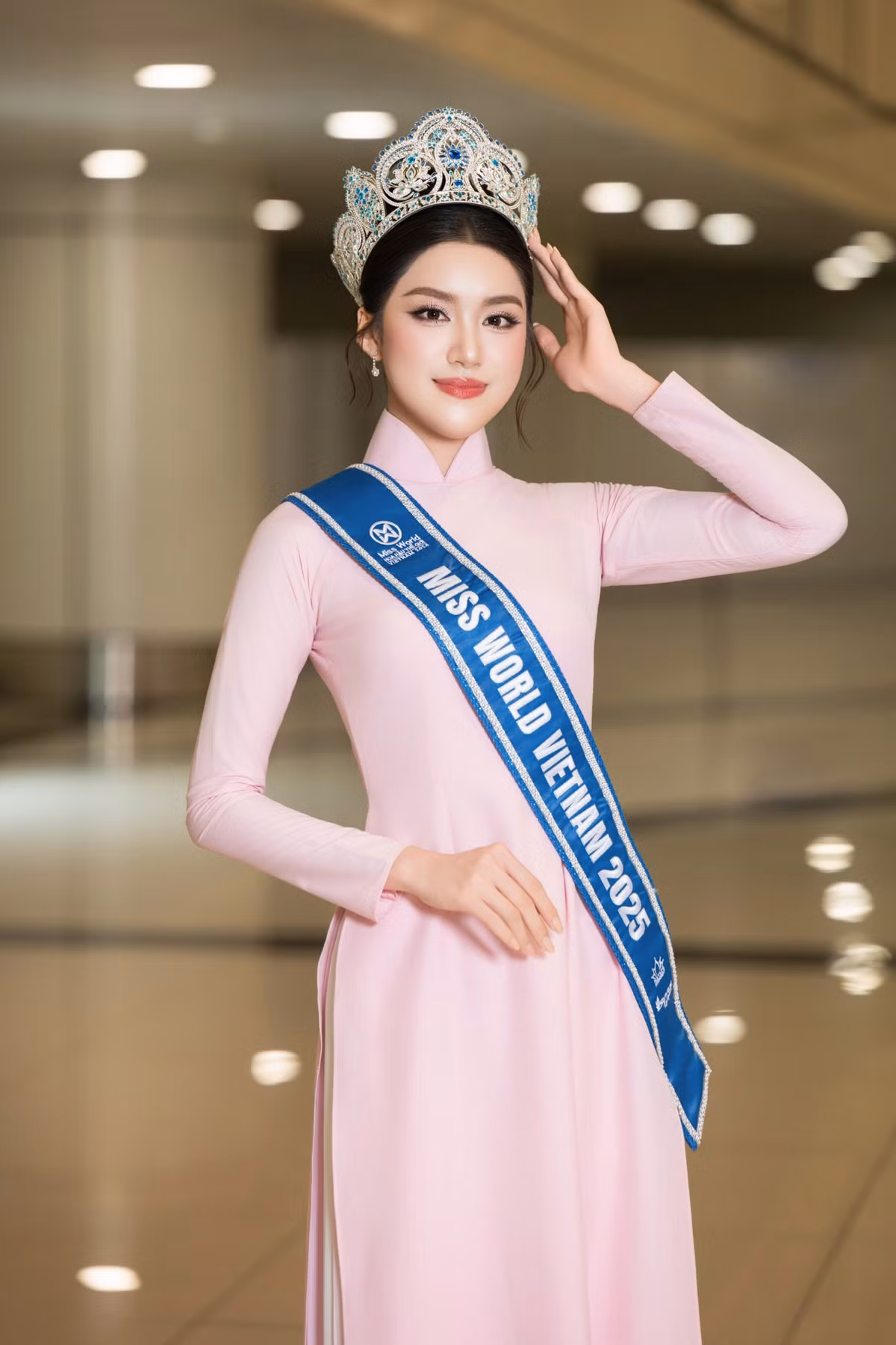 Với danh hiệu Miss World Vietnam 2025, cô sẽ trở thành đại diện Việt Nam tại Miss World lần thứ 74, dự kiến diễn ra vào tháng 5/2027 tại Tanzania. Quỹ thời gian khoảng một năm phía trước là chặng chuẩn bị quan trọng, nơi nàng hậu cần hoàn thiện kỹ năng, bản lĩnh và hình ảnh trước khi bước ra đấu trường quốc tế.