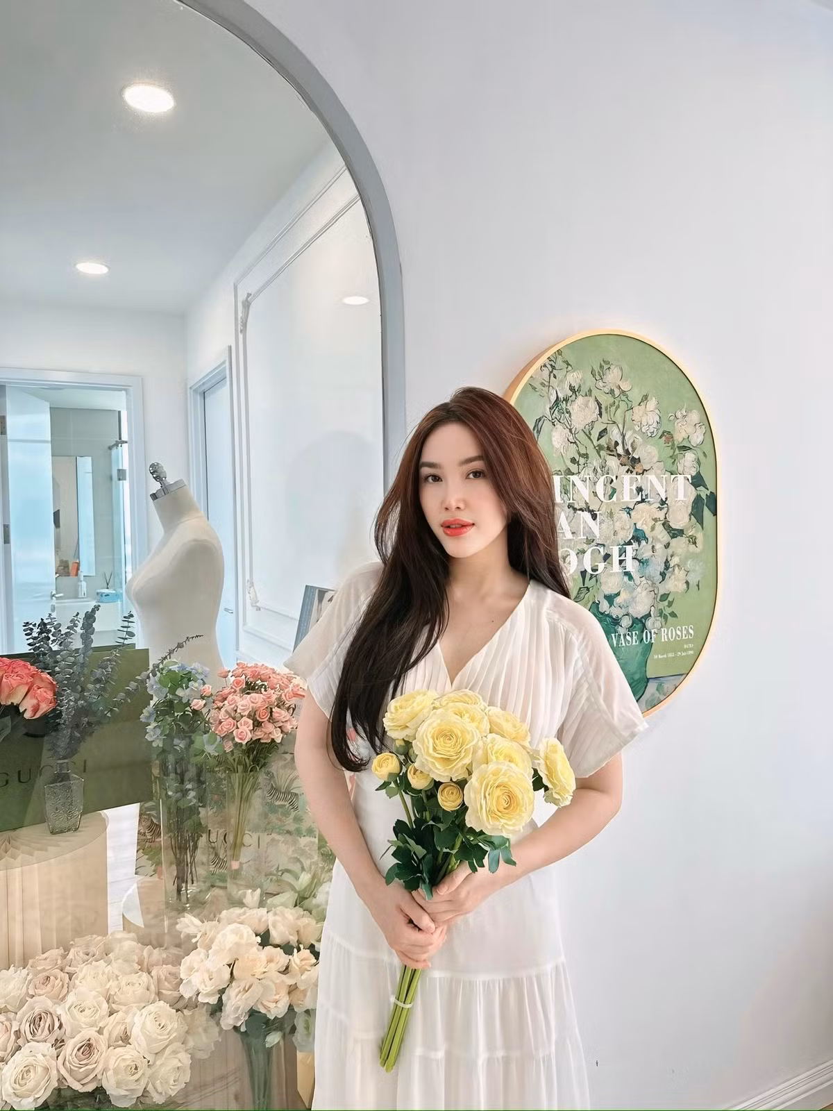 "Lên giường ngủ lúc 9h tối và bình minh lúc 6h sáng. Đam mê học pha matcha. Tuần dự tiệc một lần", Bảo Thy tiết lộ cuộc sống đời thường.