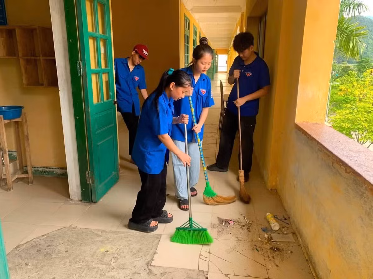 Đoàn viên xã Lâm Bình tổ chức dọn dẹp phòng học chuẩn bị trước kỳ thi.