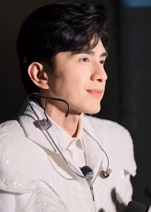 Đan Trường ở Mỹ biểu diễn. Trong 30 năm qua, anh chăm chỉ chạy show trong và ngoài nước.