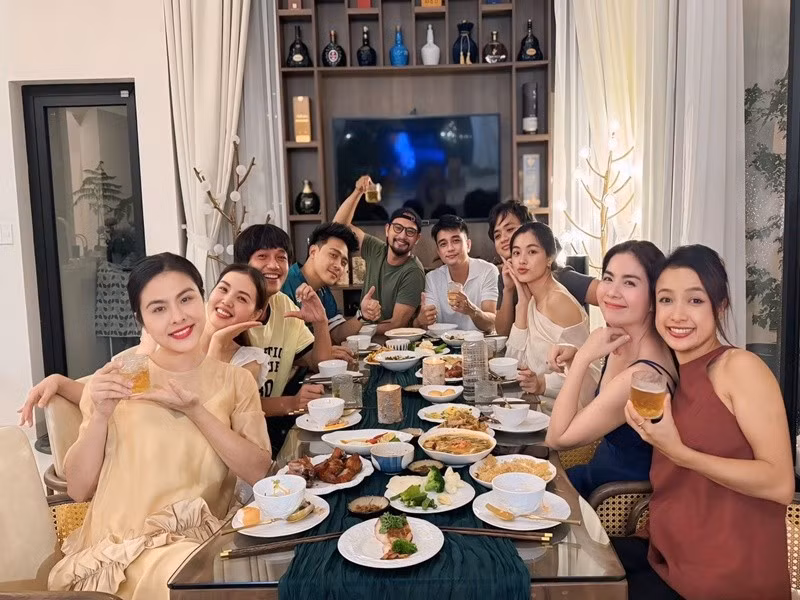 Vân Trang (ngoài cùng bên trái) mời các đồng nghiệp thân thiết: Huỳnh Đông, Kha Ly, Thanh Duy, Lê Bê La ăn uống ở biệt thự riêng của vợ chồng cô. Ảnh: FB Vân Trang.