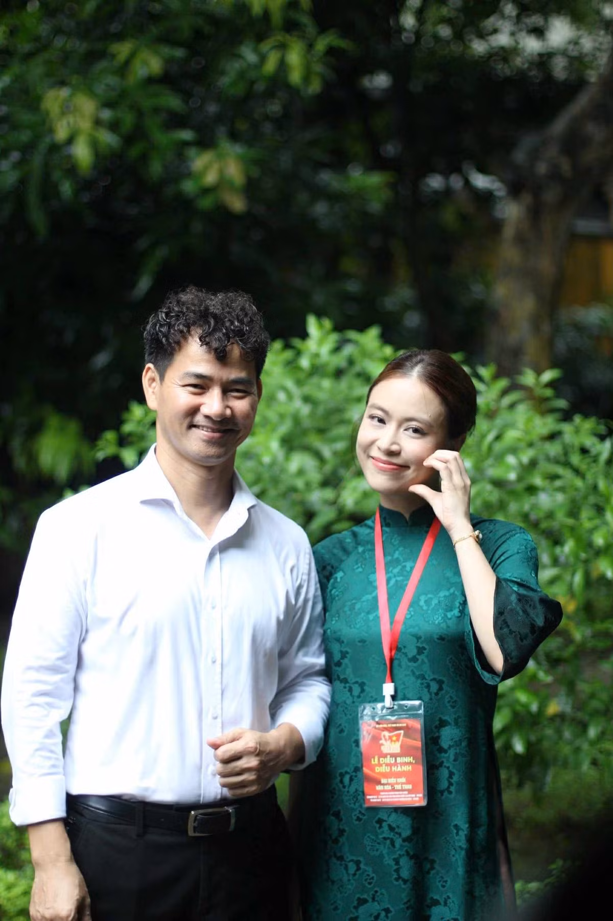 Tham gia sự kiện, Hoàng Thùy Linh diện áo dài. Nữ ca sĩ bày tỏ: "Trong những ngày toàn dân hướng về dịp kỷ niệm trọng đại của đất nước như thế này, được viếng thăm Lăng Bác, với Linh như một dịp về nguồn quý giá". Ảnh: FB Hoàng Thùy Linh.